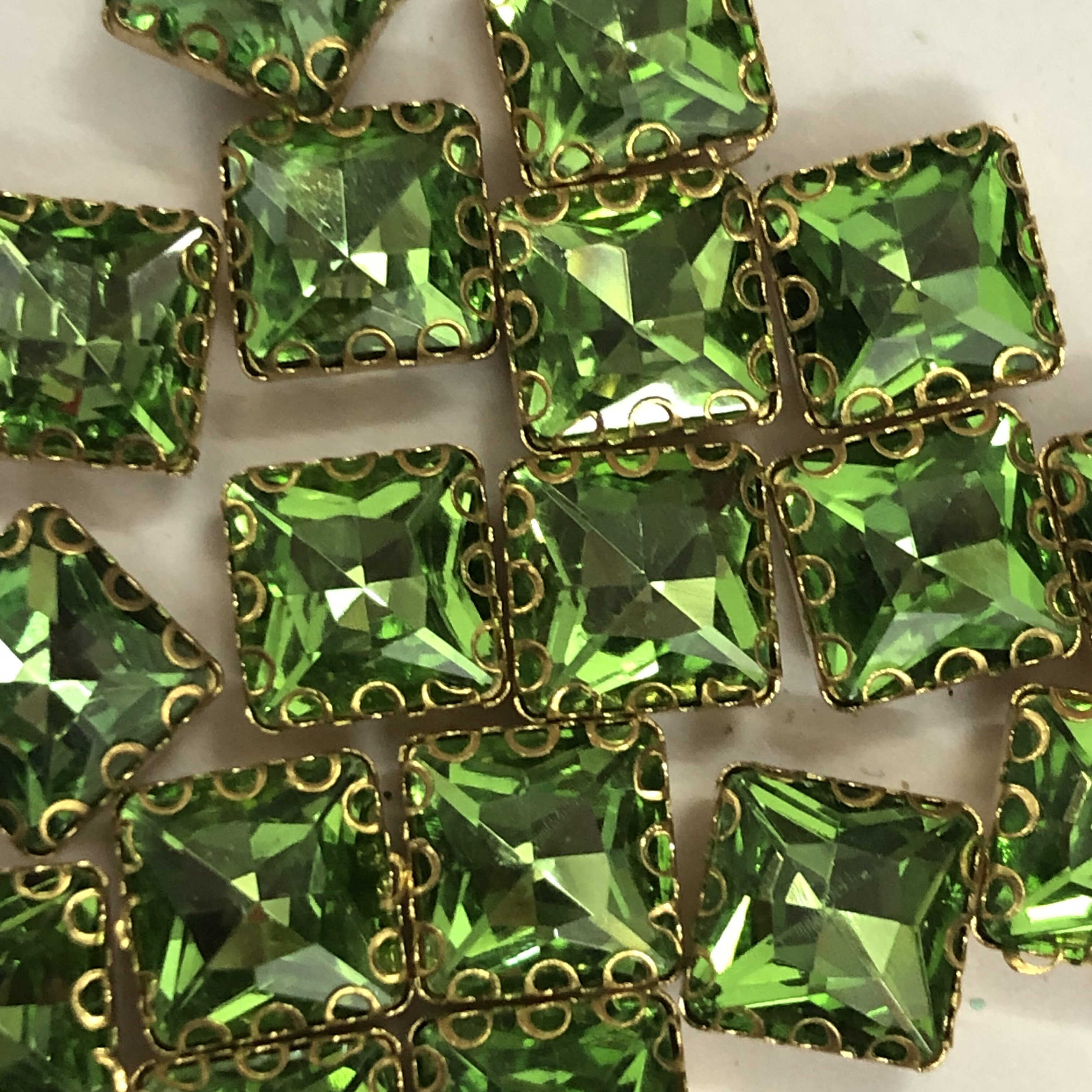8x8Square Clipstone - Parrot Green